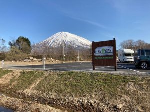 北海道俱知安町にある「RVパーク」。トイレや電源などがあり、快適に車中泊ができる（日本RV協会提供）