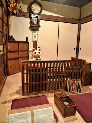 商家は、下駄や草履の花緒の製造卸問屋という設定。軒下は「出桁（だしげた）造り」。出し梁が90㎝間隔で並び、その上に出桁（だしげた）がのっている。</BR>取材に訪れたのは夏の初めで、七夕飾りがされていた。四季折々でこうした演出をほどこし、下町の四季の情景を再現している