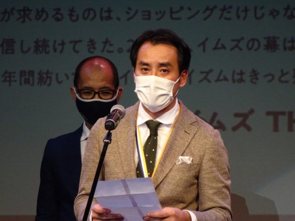 外壁や館内に掲げられたメッセージ広告