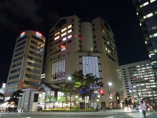 外壁や館内に掲げられたメッセージ広告