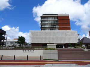 新しく建て替わった奄美市役所。直接、移住相談に来る人も多いそう