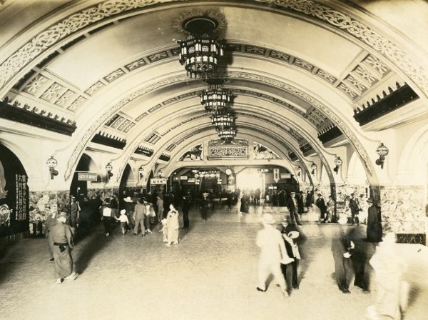 1920年　阪急ビルディングが竣工 