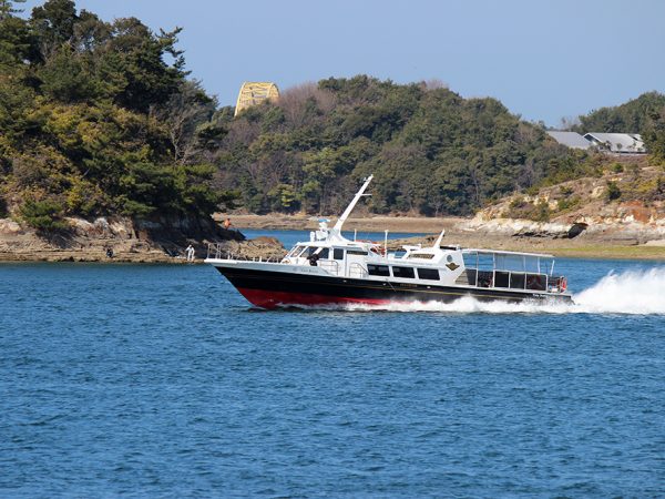 三角駅と前島の松島港を結ぶ「天草宝島ライン」。ほかにイルカウォッチングや天草五橋クルージングも行っている</br>（写真提供：シークルーズ）