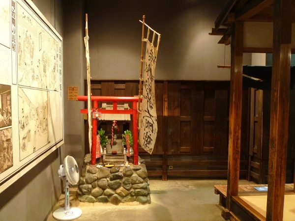 長屋の路地は住人共用のスペースとあって、下町ならではの生活感にあふれている。</BR>物干し竿にはおむつ（当時は古い木綿の浴衣を解いて、手づくりしていた）が干してあったり、軒先には胃薬や蚊よけなどに使われた陳皮（ちんぴ：乾燥させたみかんの皮）、洗濯のりや洗髪に使用した布海苔（ふのり：海岸近くの岩に生い茂る紅藻を煮て網状に固めたもの）などが吊るされている。身近なものを使うという当時の人々の工夫をかいま見ることができる