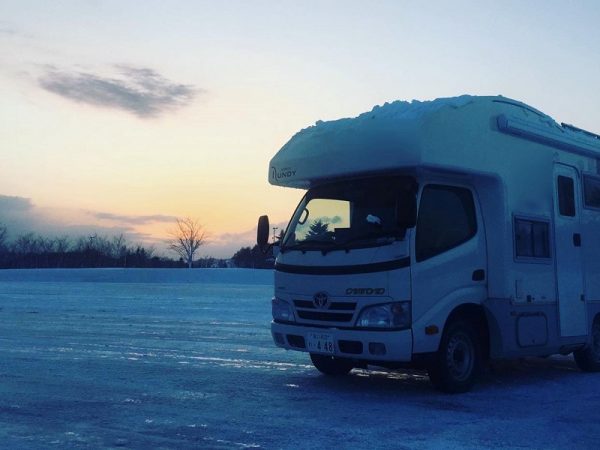 雪原に佇むキャンピングカー。大自然を間近に感じられるのが醍醐味（ウレシカ提供）