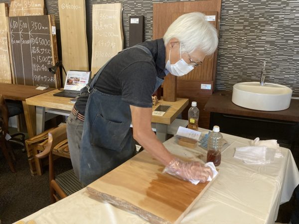 今回のワークショップで使用した端材。サクラ、ブビンガ、トチ、ヒノキ、カバ、ニレなど、色や形の違う木材が用意された