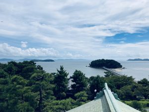 ２階のテラスからの景色。銅板屋根の向こうに見えるのが竹島だ。島独自の生態系をもつことから天然記念物に指定され、蒲郡のシンボルとなっている。「常磐館」の創設者、瀧氏の助言のもと、この竹島一帯の観光地化が進められたといわれている