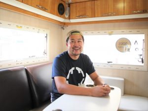 さまざまな使い方ができるキャンピングカーを「文化にしたい」と話す山岡さん