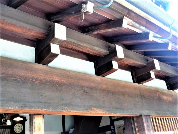 旧吉田屋酒店では、伝統的な「出桁造り」の構造を見ることができる。写真は真横から見た、1階軒下の様子。張り出した梁が等間隔で並び、その上に桁をのせている