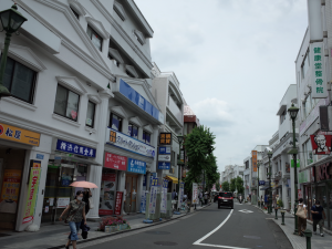 ギリシャ風という白い大倉山エルム通り商店街