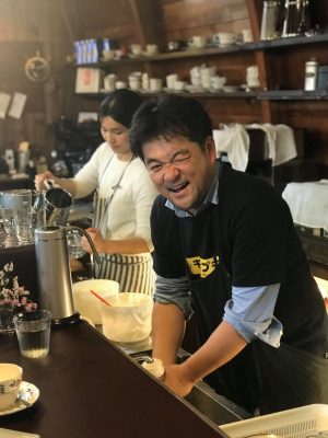「喫茶キャプテン」カウンター内で皿洗いにいそしむ木藤亮太さん。那珂川市や日南市のほか、現在は古賀市や日田市など、九州各地のまちづくりに携わる