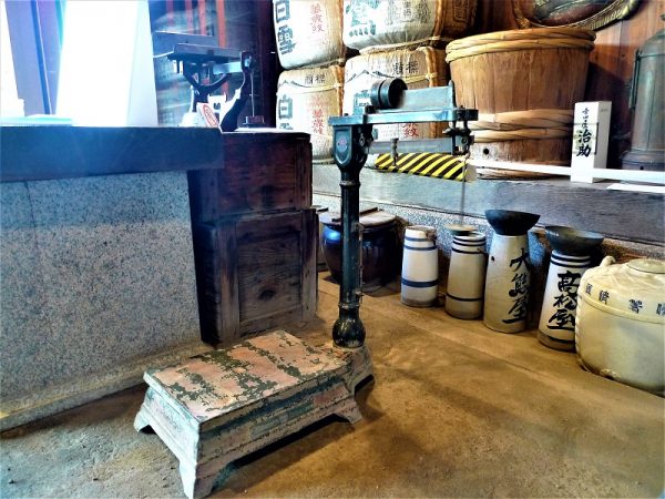 長い年月を経た台はかり