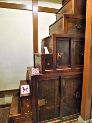 商家は、下駄や草履の花緒の製造卸問屋という設定。軒下は「出桁（だしげた）造り」。出し梁が90㎝間隔で並び、その上に出桁（だしげた）がのっている。</BR>取材に訪れたのは夏の初めで、七夕飾りがされていた。四季折々でこうした演出をほどこし、下町の四季の情景を再現している