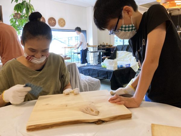 今回のワークショップで使用した端材。サクラ、ブビンガ、トチ、ヒノキ、カバ、ニレなど、色や形の違う木材が用意された