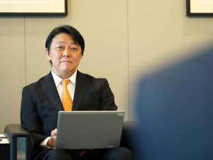 <b>井上 高志：</b>株式会社 LIFULL 代表取締役社長。1997年株式会社ネクスト（現LIFULL）を設立。インターネットを活用した不動産情報インフラの構築を目指して、不動産・住宅情報サイト「HOME'S（現：LIFULL HOME'S）」を立ち上げ、日本最大級のサイトに育て上げる。現在は、国内外あわせて約20社のグループ会社、世界63ヶ国にサービス展開している