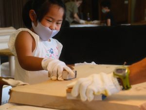 子どもも大人も楽しんだワークショップ。木の質感、香り、木目の美しさなど、五感で感じながら作業をする貴重な時間となった