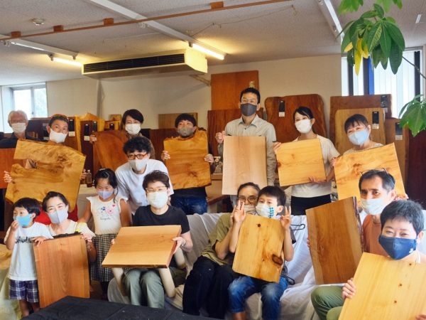 自分で作ったテーブルとともに記念写真。今回のワークショップには子どもを含め合計15人が参加した