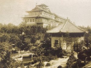 ホテルとその手前に写る聚美堂（現在の六角堂）、池にかかる橋もほぼそのまま残されている。歴史的価値がある建物として2007（平成19）年には、経済産業省より近代化産業遺産に認定された（写真提供：蒲郡クラシックホテル）