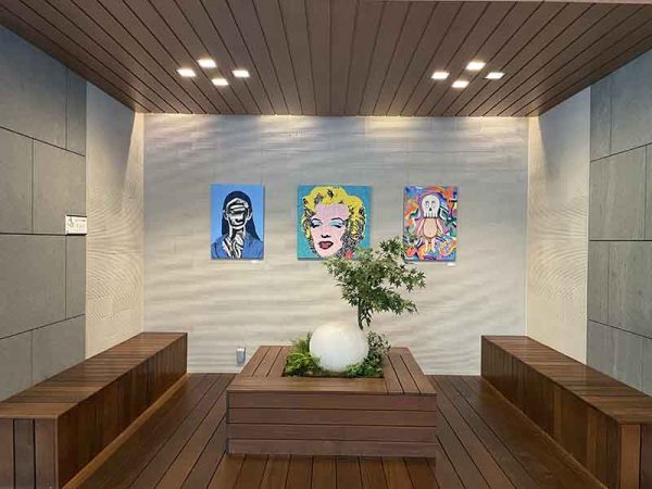 取材後に展示が開始された「鈴木潤」さんの作品