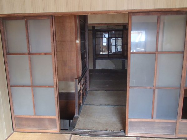 改修前の様子。通り庭の奥にある小屋には染料などが残っており、職住共存の染物関係の工場として使用されていたことがわかる。提供：京都市 都市計画局まち再生・創造推進室