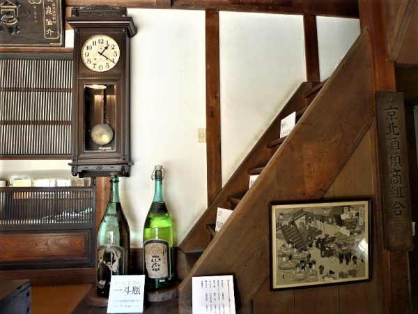 店の床は、間口いっぱいに土間になっている。そして中央奥に設けられているのが帳場。帳場には帳場格子と呼ばれる折りたたみのできる低い格子が、お客との境界として置かれている

