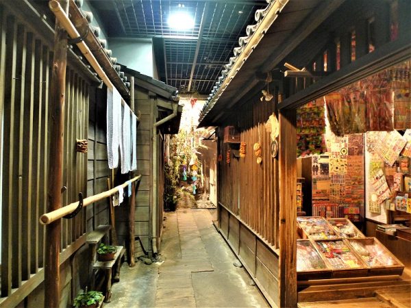 台東区立下町風俗資料館の専門員、近藤剛司さん。「この資料館では幅広い角度から企画・展示ができるので、学芸員としてもやりがいがあります」と話す

