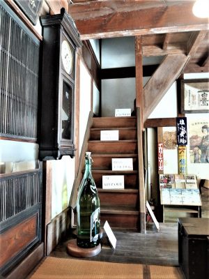 店の床は、間口いっぱいに土間になっている。そして中央奥に設けられているのが帳場。帳場には帳場格子と呼ばれる折りたたみのできる低い格子が、お客との境界として置かれている

