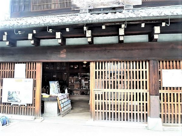 日中、開館時間中の様子。揚戸は上に上がっている