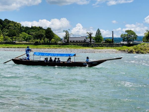 球磨川の雄大な流れを体感できる川下り（写真提供：球磨川くだり）