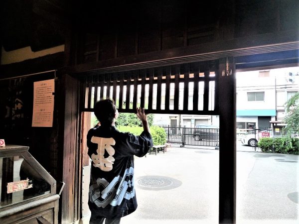 日中、開館時間中の様子。揚戸は上に上がっている