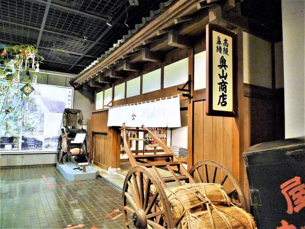 商家は、下駄や草履の花緒の製造卸問屋という設定。軒下は「出桁（だしげた）造り」。出し梁が90㎝間隔で並び、その上に出桁（だしげた）がのっている。</BR>取材に訪れたのは夏の初めで、七夕飾りがされていた。四季折々でこうした演出をほどこし、下町の四季の情景を再現している