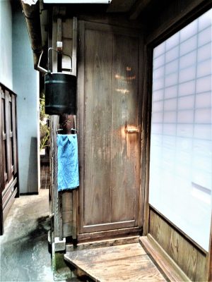 長屋の路地は住人共用のスペースとあって、下町ならではの生活感にあふれている。</BR>物干し竿にはおむつ（当時は古い木綿の浴衣を解いて、手づくりしていた）が干してあったり、軒先には胃薬や蚊よけなどに使われた陳皮（ちんぴ：乾燥させたみかんの皮）、洗濯のりや洗髪に使用した布海苔（ふのり：海岸近くの岩に生い茂る紅藻を煮て網状に固めたもの）などが吊るされている。身近なものを使うという当時の人々の工夫をかいま見ることができる