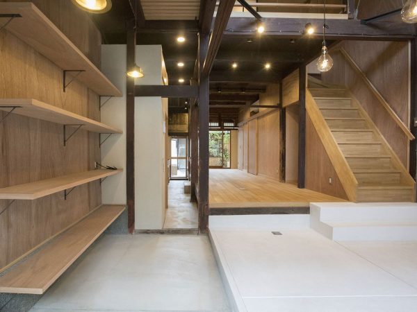 改修後の様子。通り庭の奥にあった小屋はラボとして生まれ変わった。提供：京都市 都市計画局まち再生・創造推進室