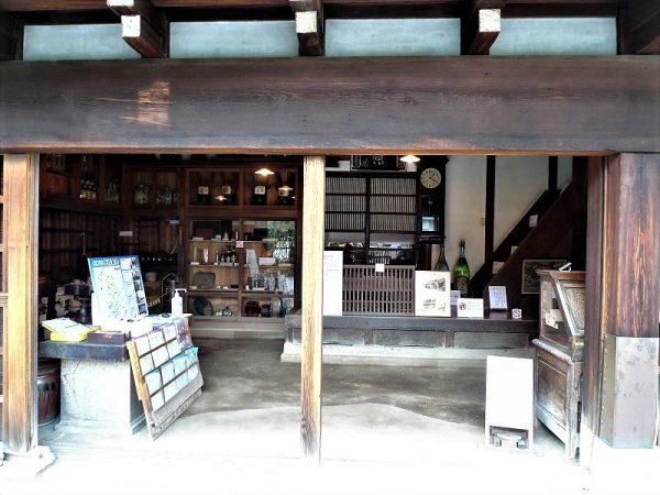 日中、開館時間中の様子。揚戸は上に上がっている