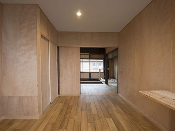 2階奥は、住居スペース。新しい形の職住一体型オフィスが完成した。提供：京都市 都市計画局まち再生・創造推進室