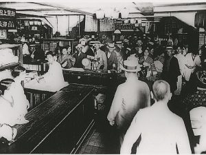 1932年　デパ地下に殺到　