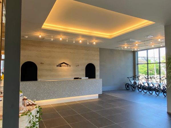 ホテルのフロントのようなツアーデスク。右手に電動アシスト自転車が並んでいる