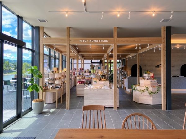 ホテルのフロントのようなツアーデスク。右手に電動アシスト自転車が並んでいる