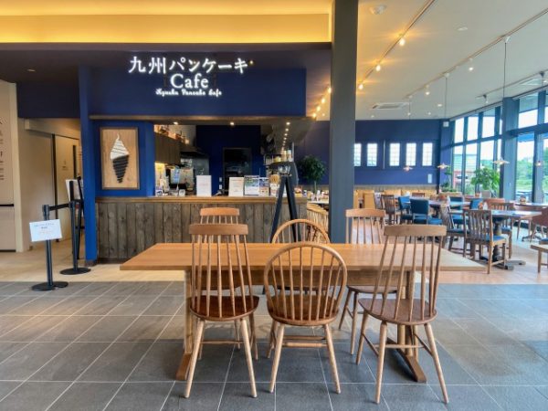 明るいカフェコーナー。キッチンもオープンで、子どもたちがパンケーキが焼けるところを見物できるようになっている