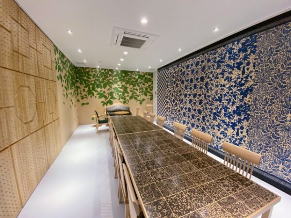 「HASSENBA」2階の会議室。水戸岡鋭治さんデザインによるスペシャルな空間だ。水戸岡さんには、天草でも球磨川でも船をデザインしてもらった。残念ながら、球磨川の2隻のうち1隻は洪水で破壊されたが、もう1隻は修理できそうだという