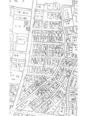 坂に沿って住宅が並ぶ