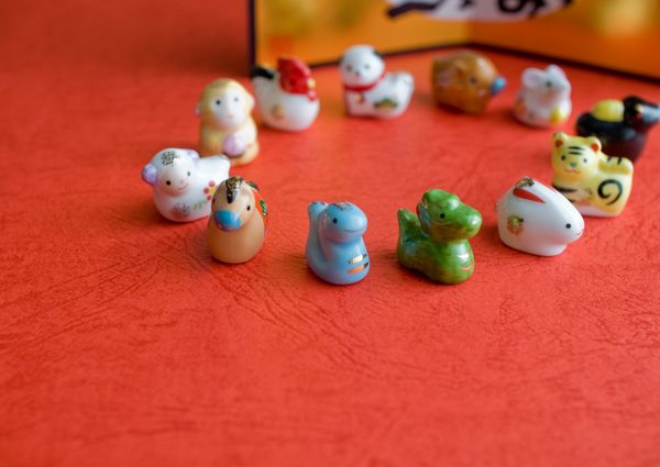 陰陽道の大極図は、陰陽という2局が対立している形を表している。この図柄は家紋にも採用され、二つ巴と呼ばれている