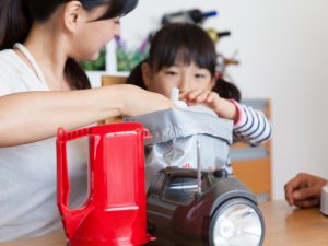地震、水害や土砂災害などの発生に備えて、防災用品や食料の備蓄など自分たちでできる防災も心がけたい