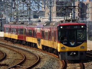 大阪・淀屋橋と京都・出町柳を結ぶ京阪特急は、テレビカーやダブルデッカーなど、常識にとらわれない発想で独自の価値を築いてきた。2017年にはプレミアムカーを導入するなど、挑戦的な姿勢は健在だ
