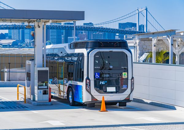 東京都交通局が導入する燃料電池バス。輸送事業者の省エネ改善率などのKPIが設定され、それぞれの達成に向けさまざまな技術の実用化が急がれる