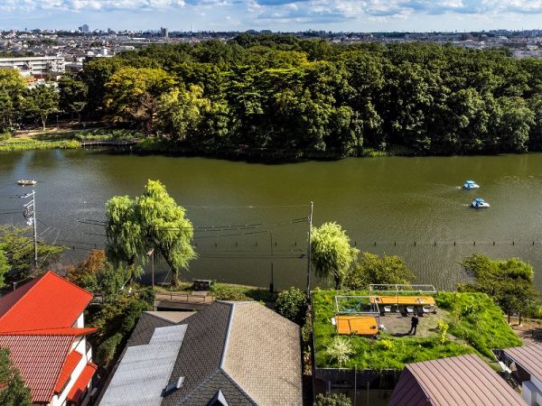 竣工間もないというのに緑に覆われている鶴岡邸。もう少し時間が経てば緑の箱のようになっていくに違いない　撮影/Masaki Hamada (kkpo)