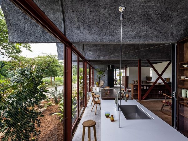 手前のロッキングチェアに座らせていただいたが、１日ぼんやり風景を眺めていられると思ったものである　撮影/Masaki Hamada (kkpo)