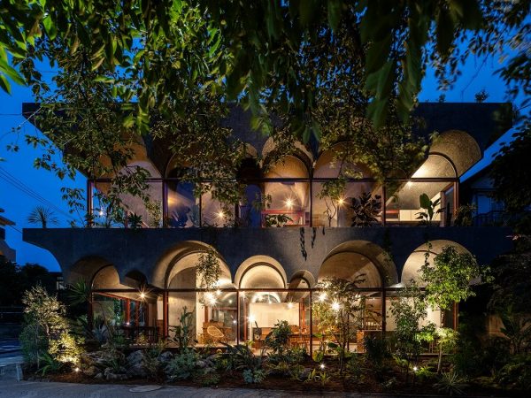 手前のロッキングチェアに座らせていただいたが、１日ぼんやり風景を眺めていられると思ったものである　撮影/Masaki Hamada (kkpo)