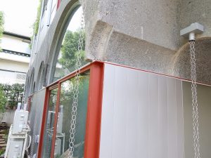 建物の裏側に設置された鎖は土中の水を少しずつ排出するためのもの。さまざまな工夫を凝らしてオーバーフローさせないようにしているそうだ