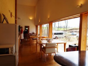 調理や配食、送迎など自分たちでできることは自分たちでというのが他にはないところ。写真は敷地入口近くにある食堂